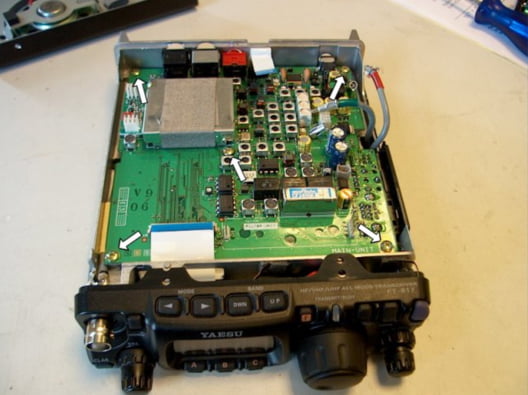 PCB Yaesu FT-817 laadmodificatie